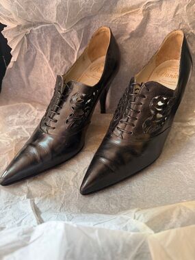 Vintage Beautiful Women's Black Lace-Up Pointed-Toe Heeled Oxfords. Size 38